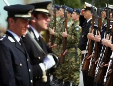 Αναδρομικά των ένστολων: Πώς εξηγούν οι ειδικοί το «χάος» στις κρατήσεις